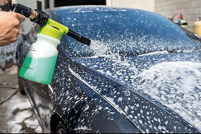 Como lavar o carro em casa sem danificar a pintura