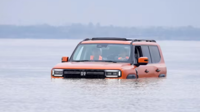 SUV da Chery faz travessia histórica de 1,5 km navegando pelo Rio Yangtze