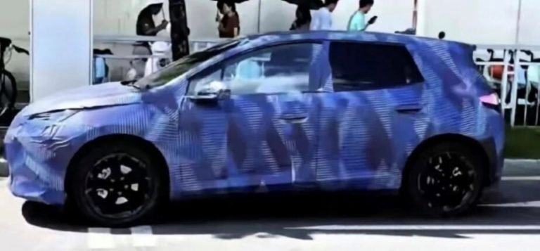 Novo BYD Dolphin é flagrado na China com visual renovado e 520 km de autonomia