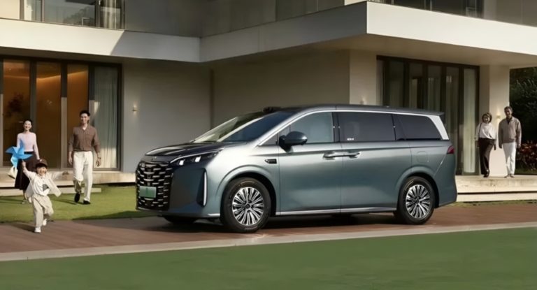 BYD M9 2026 estreia em 4 de novembro com 218 km de autonomia elétrica