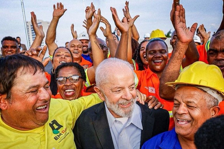 Lula libera avanço de proposta que elimina autoescola obrigatória