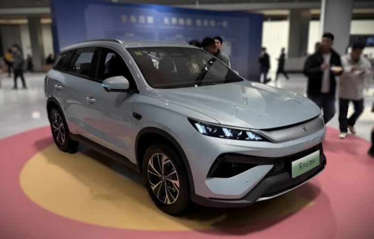 BYD Song Pro 2026 estreia na China com 133 km de autonomia elétrica e mira o Brasil