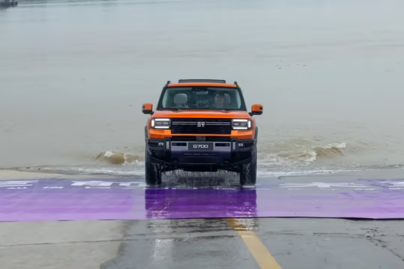SUV da Chery faz travessia histórica de 1,5 km navegando pelo Rio Yangtze