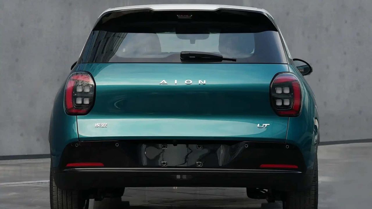 GAC Aion UT é flagrado sem camuflagem em SP e mira o BYD Dolphin