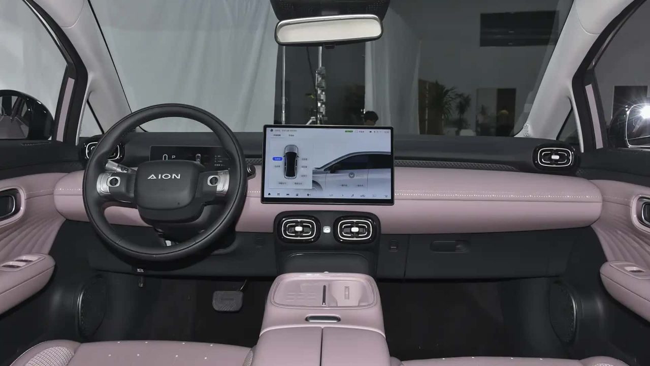 GAC Aion UT é flagrado sem camuflagem em SP e mira o BYD Dolphin