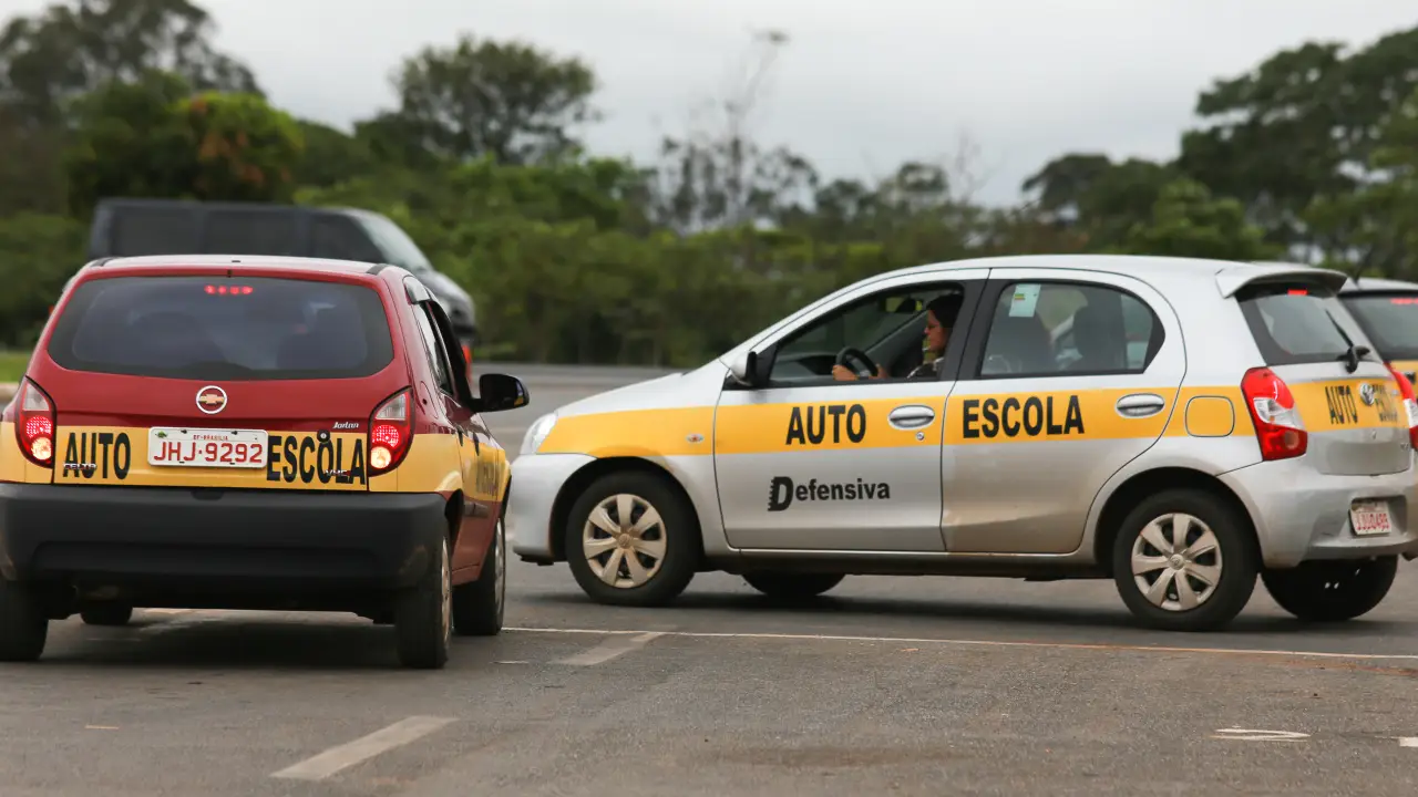 Autoescolas: deputados pressionam por permanência do sistema