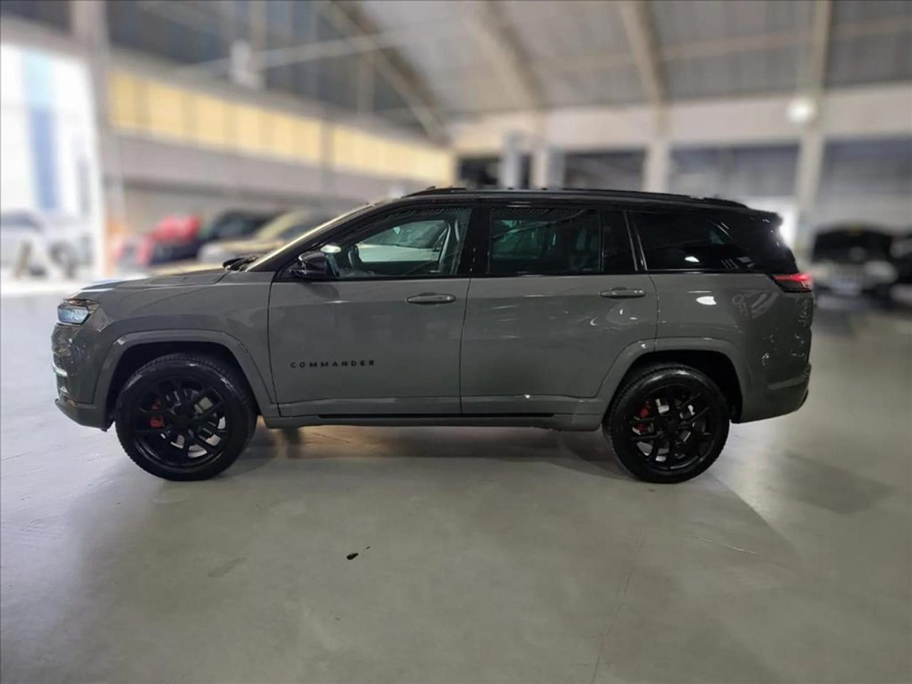 Jeep derruba o preço do Commander Blackhawk 2026 em R$ 46.367 para CNPJ em outubro