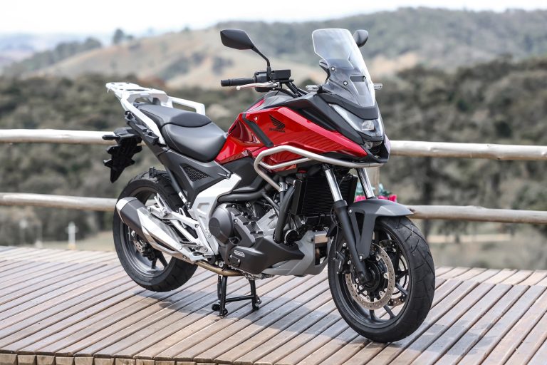 Honda NC 750X 2026 estreia no Brasil com câmbio automático e parte de R$ 56.621