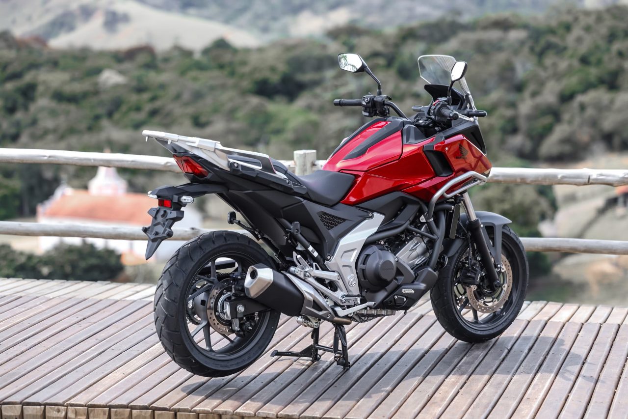 Honda NC 750X 2026 estreia no Brasil com câmbio automático e parte de R$ 56.621