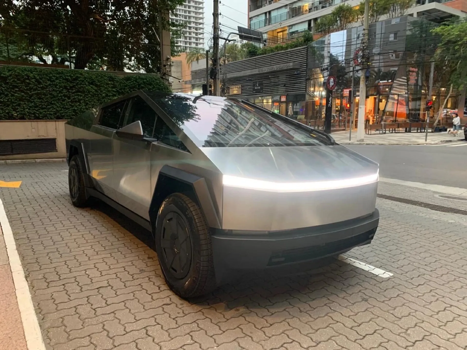 Por que a Tesla Cybertruck encontra tantas barreiras para avançar na Europa