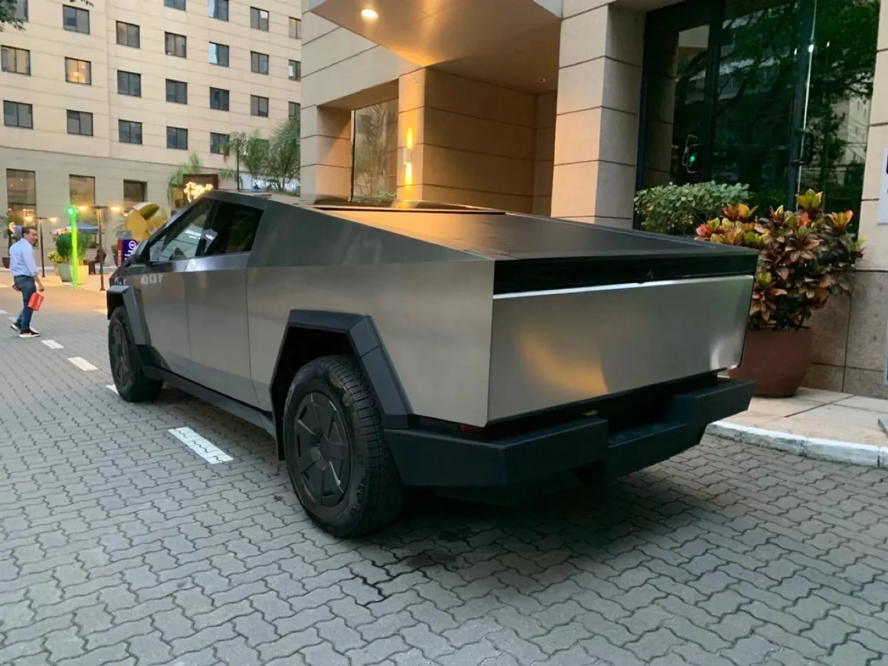 Tesla inicia vendas do Cybertruck no Catar após expansão saudita