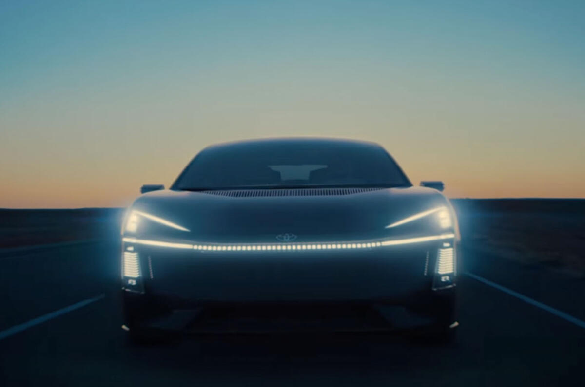 Toyota antecipa futuro do Corolla com conceito inspirado no Prius