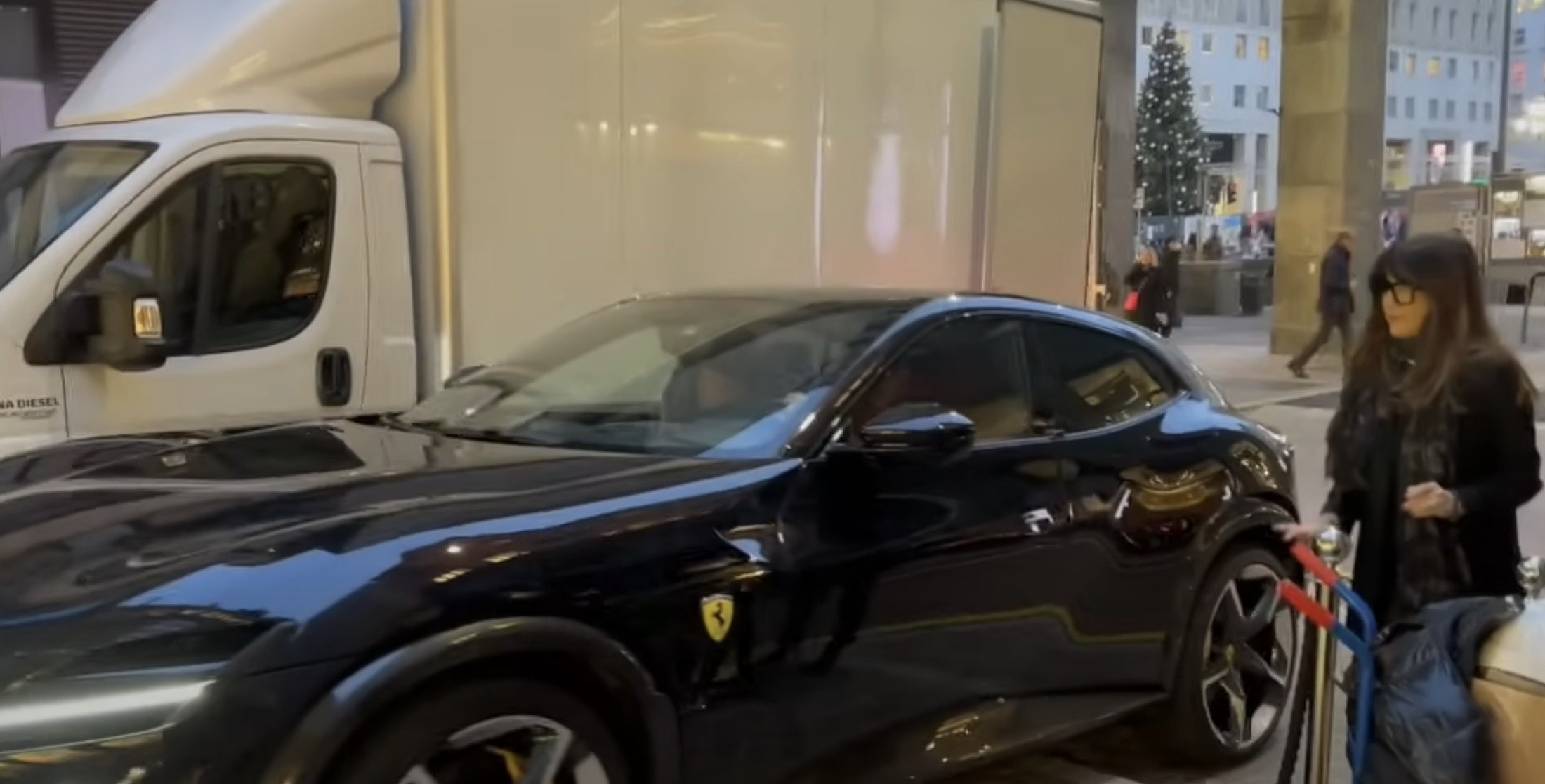 Zlatan comemora aniversário com Ferrari de R$ 22 milhões