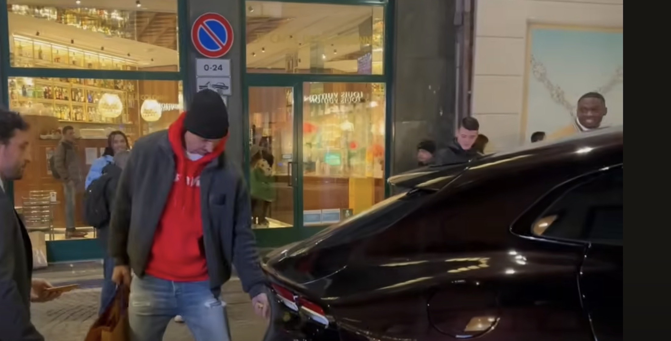 Zlatan Ibrahimović comemora aniversário com Ferrari de R$ 22 milhões