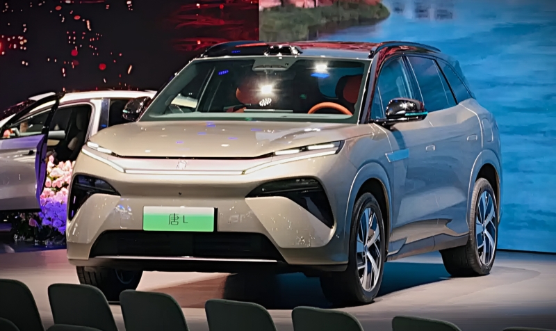 BYD Atto 8 2026 estreia na China com 0 a 100 km/h em 3,9 s e carga ultrarrápida de 1.000 kW