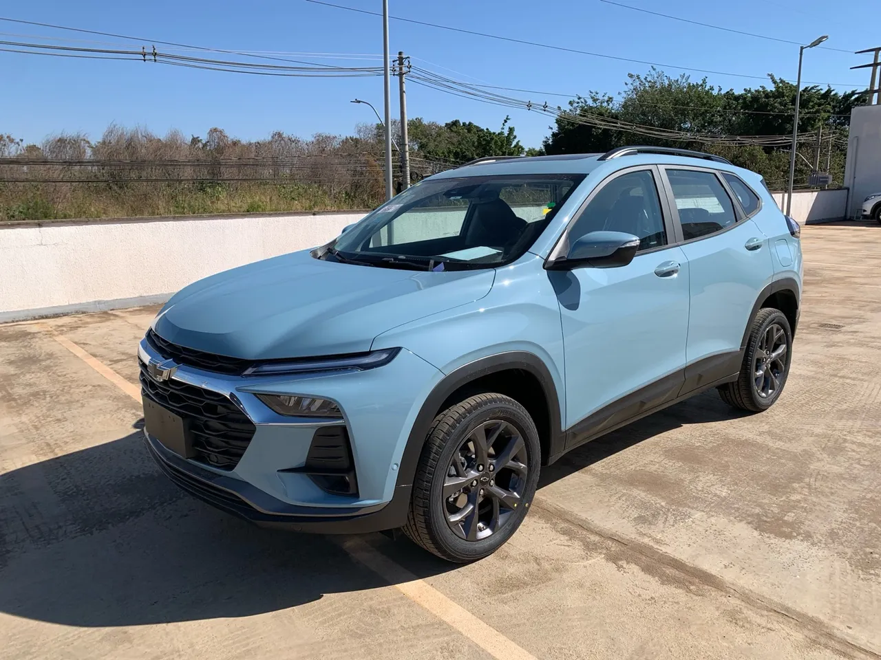 Chevrolet oferece desconto, IPVA e 5 anos de revisões para Onix e Tracker