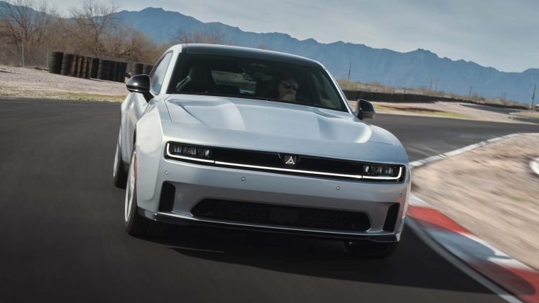 Dodge Charger resgata o motor V8, mas com restrições
