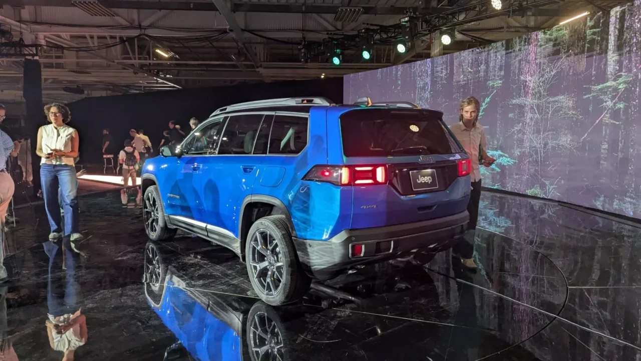 Novo Cherokee híbrido da Jeep chega ao Salão com desempenho de 213 cv