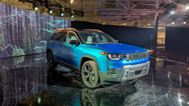 Novo Cherokee híbrido da Jeep chega ao Salão com desempenho de 213 cv