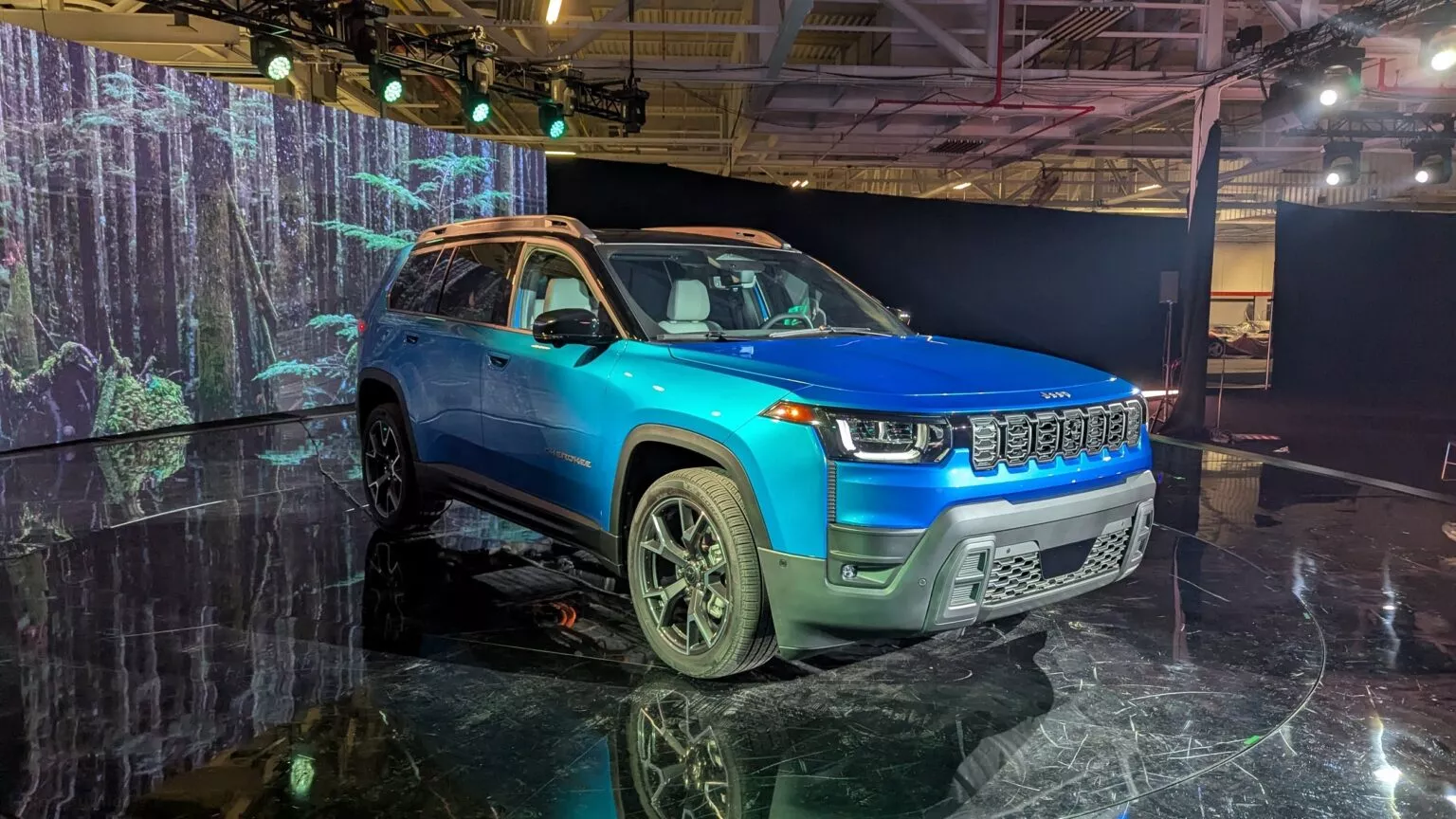 Novo Cherokee híbrido da Jeep chega ao Salão com desempenho de 213 cv