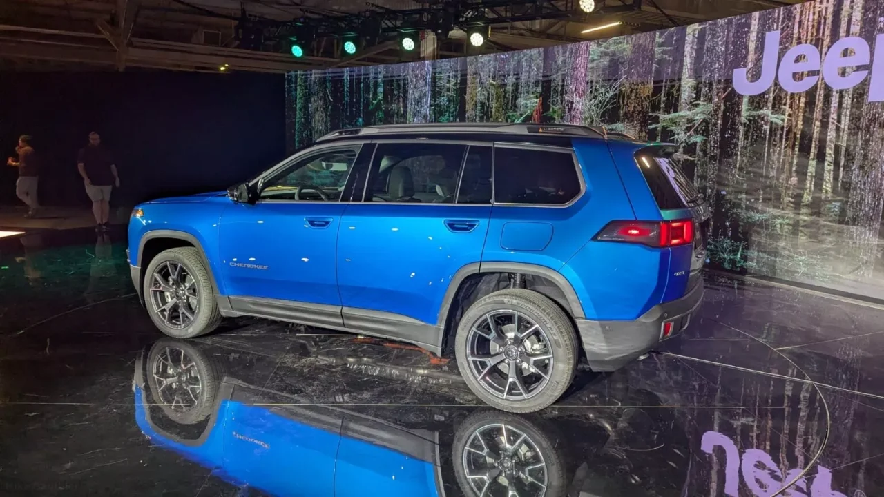 Novo Cherokee híbrido da Jeep chega ao Salão com desempenho de 213 cv