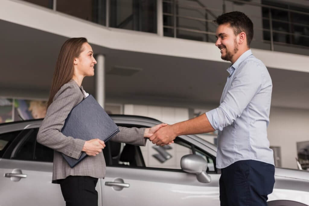 Carros de leilão: vale a pena comprar? Entenda os prós e contras
