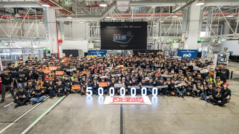 Gigafábrica da Tesla em Xangai alcança 5 milhões de baterias