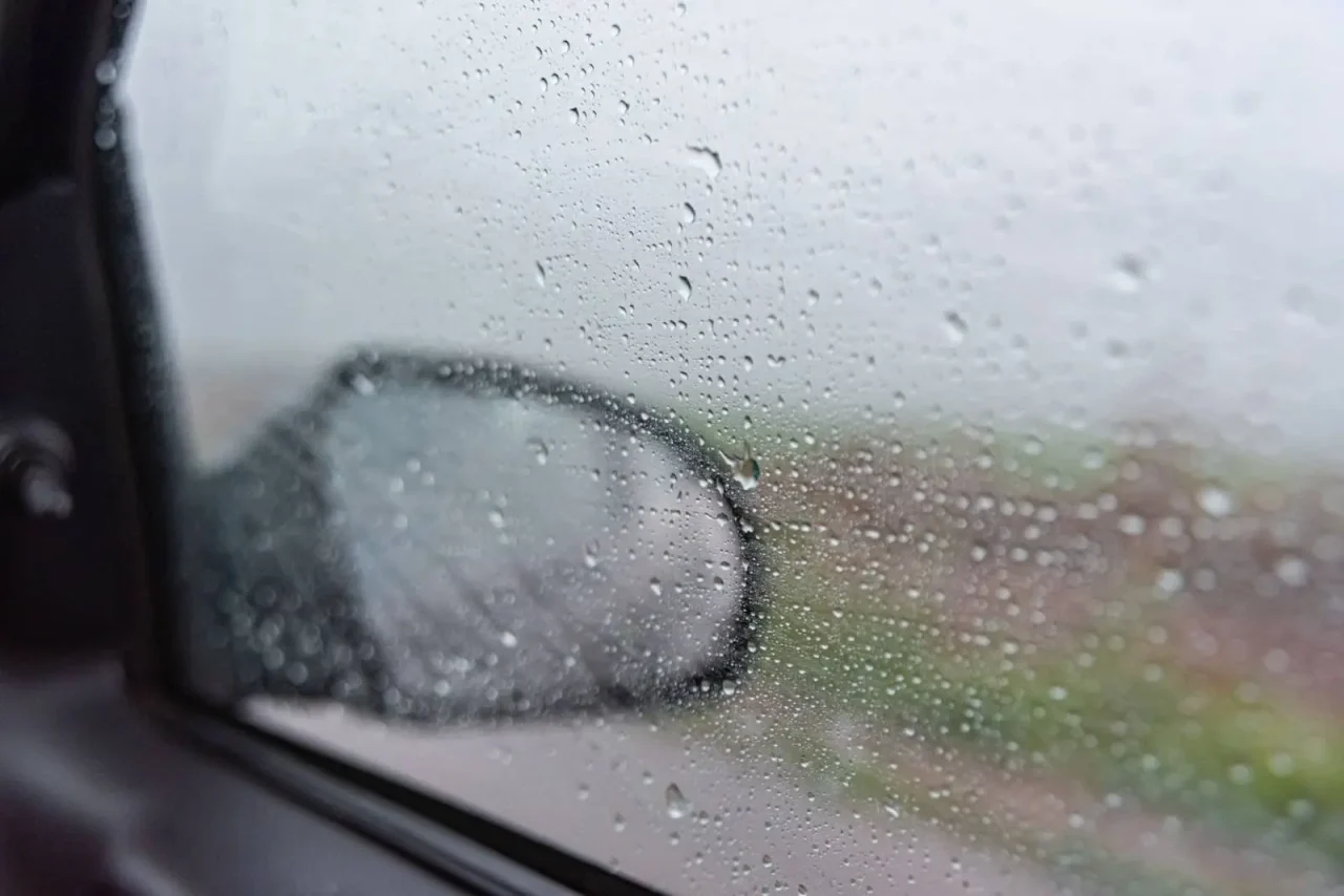 Vidro embaçado no carro: veja como resolver e prevenir o problema