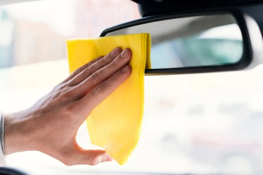 Vidro embaçado no carro: veja como resolver e prevenir o problema