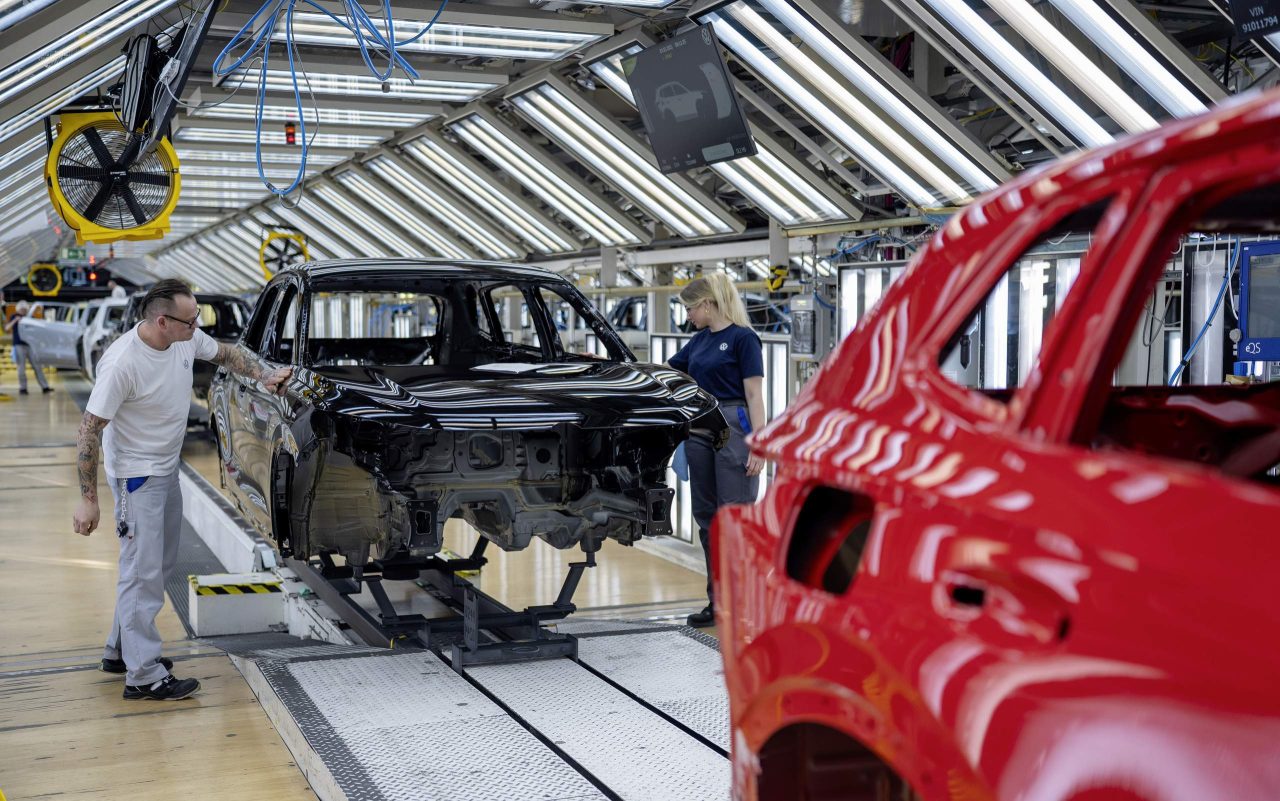 Crise dos chips volta a ameaçar fábricas da Volkswagen e Stellantis