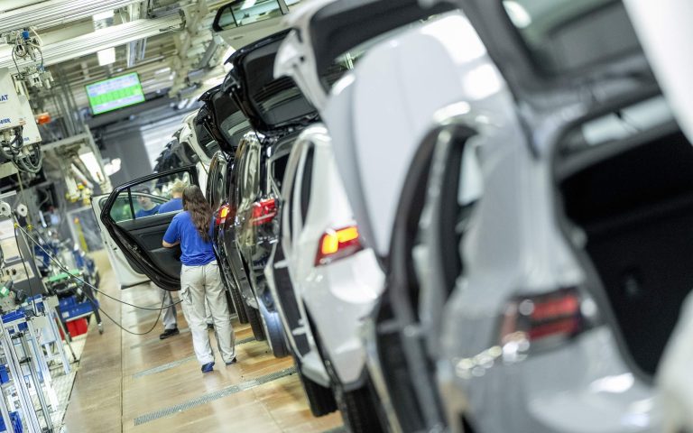Brasil e China selam acordo que desafoga crise de chips na indústria automotiva