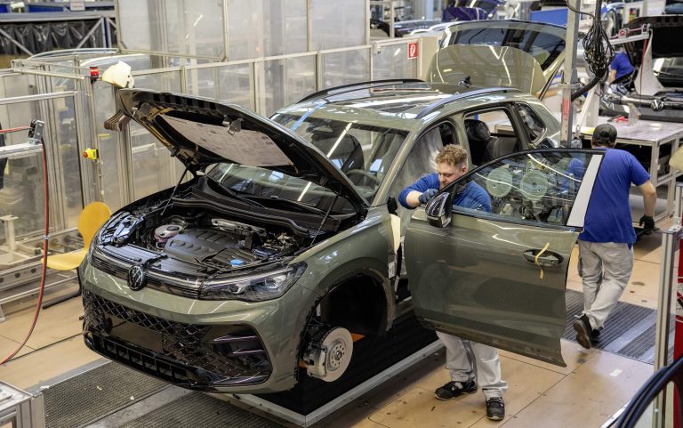 Crise dos chips volta a ameaçar fábricas da Volkswagen e Stellantis