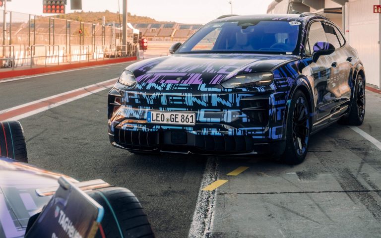 Porsche Cayenne de nova geração aposta em recarga sem fio e DNA de corrida