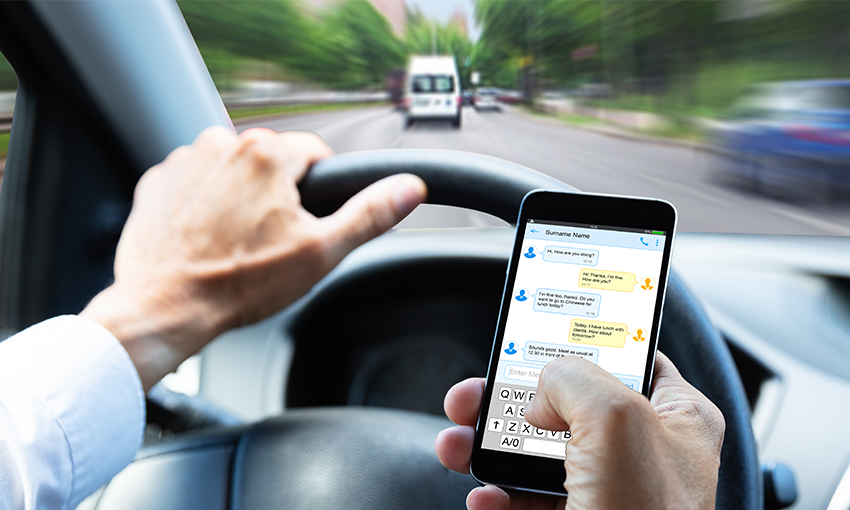 Uso do celular ao volante se torna a principal causa de acidentes no Brasil