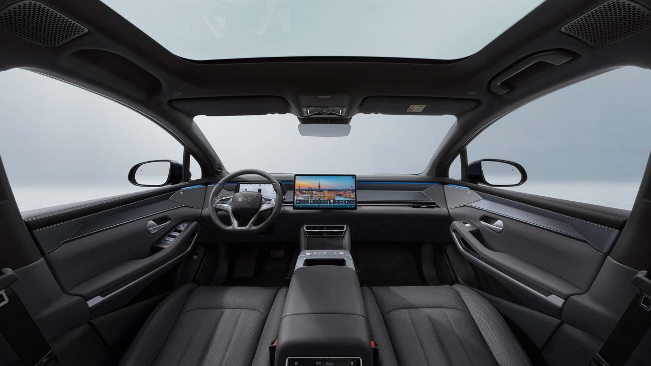 BYD Atto 8 é confirmado no Brasil e já tem previsão de lançamento