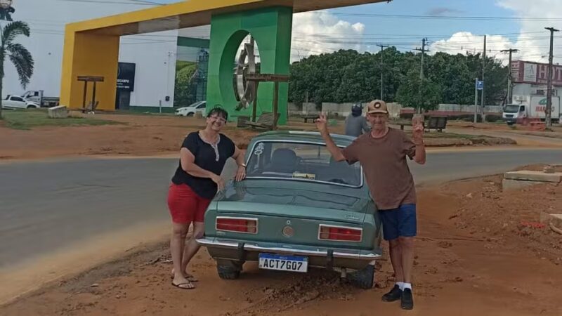 Casal cruza o Brasil em Corcel 77 e volta de avião após vender o carro