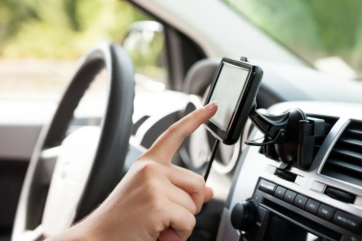 Uso do celular ao volante se torna a principal causa de acidentes no Brasil