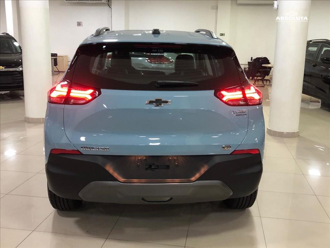 Chevrolet oferece desconto, IPVA e 5 anos de revisões para Onix e Tracker