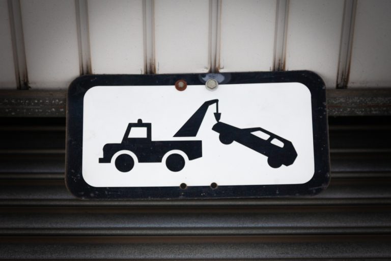 Seu carro foi guinchado? Veja o que fazer para retirá-lo