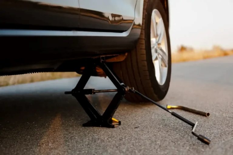 Furou o pneu? Saiba como usar o macaco do carro corretamente