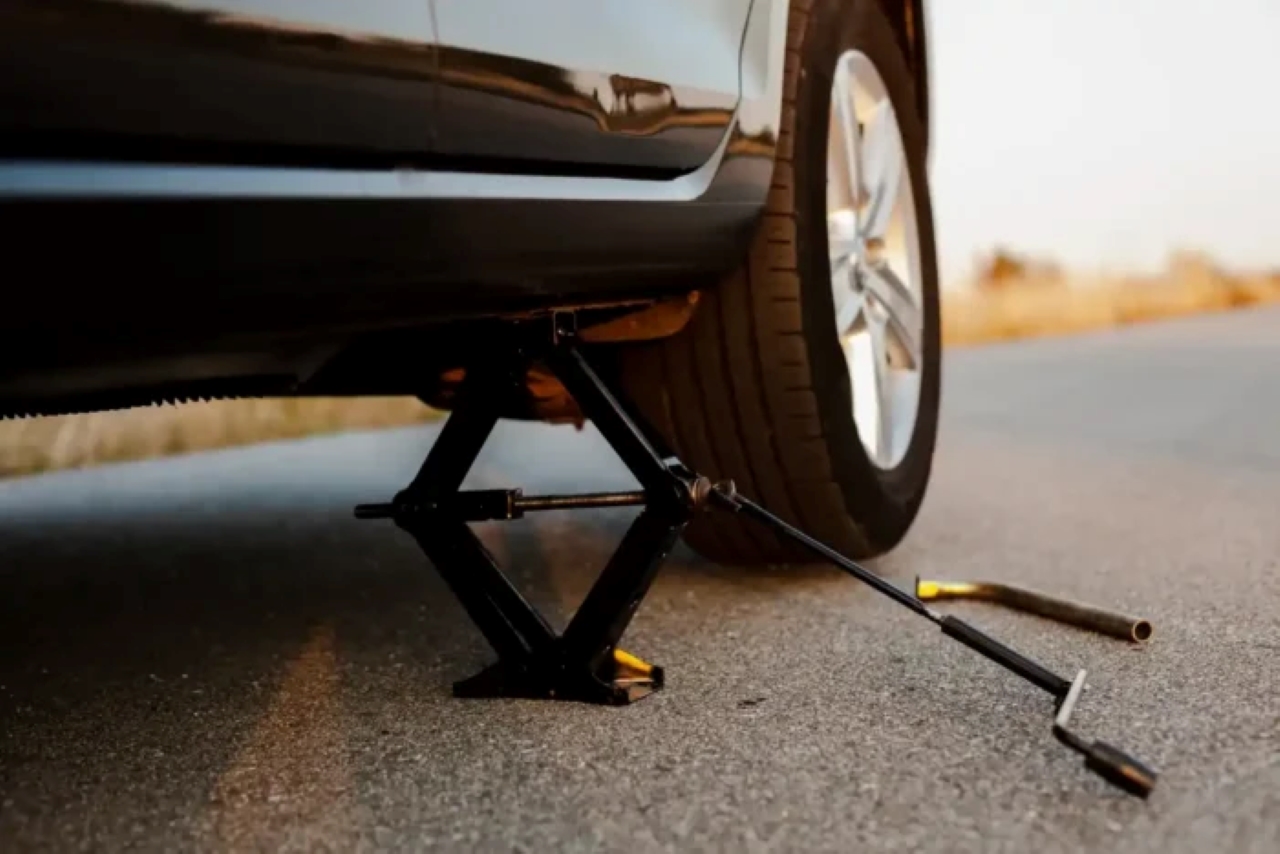 Furou o pneu? Saiba como usar o macaco do carro corretamente