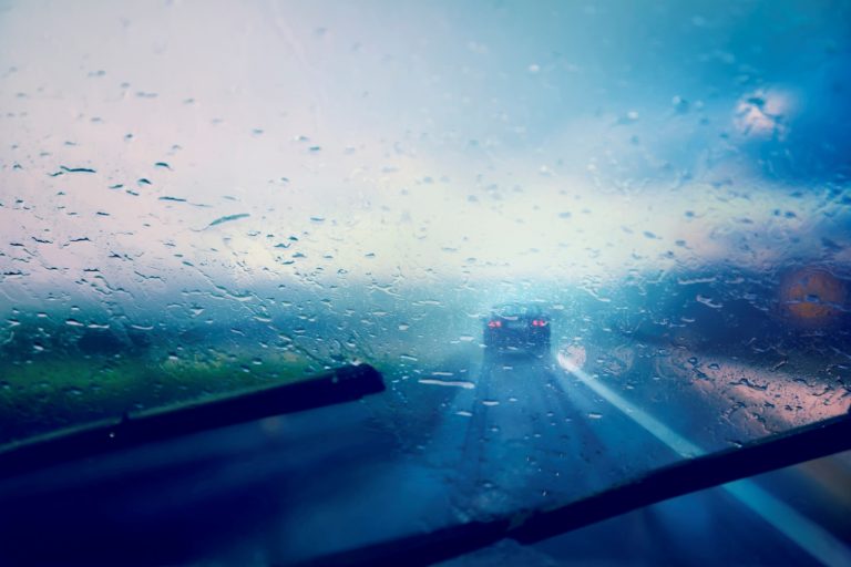 Como dirigir com segurança em meio à chuva forte