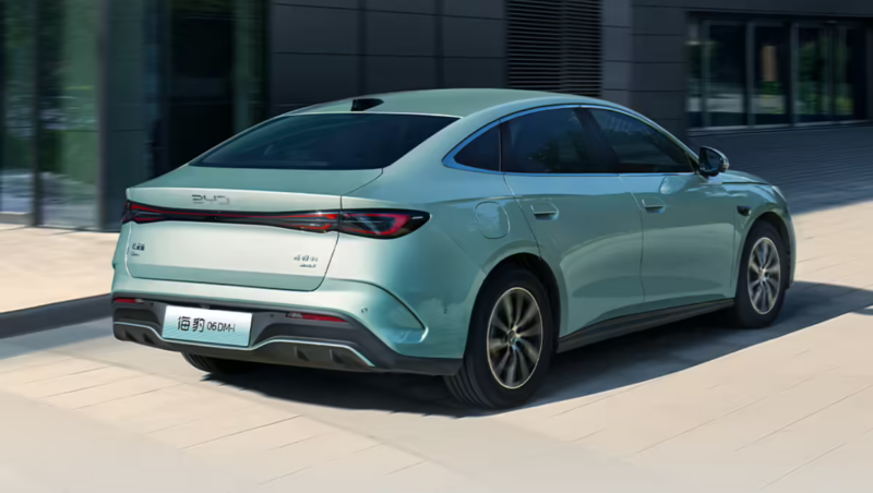 BYD lança Seal 06 DM-i 2026 na China com 128 km de autonomia elétrica