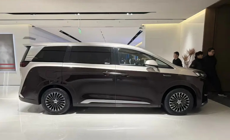 BYD Denza D9 supera 300 mil vendas e desembarca na Europa