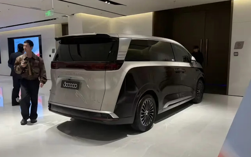 BYD Denza D9 supera 300 mil vendas e desembarca na Europa