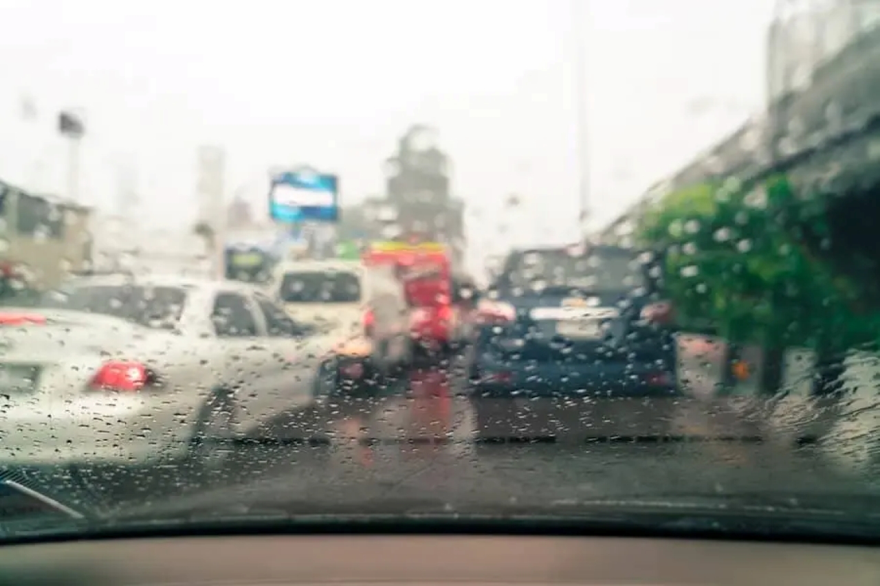 Vidro embaçado no carro: veja como resolver e prevenir o problema