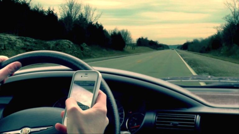 Uso do celular ao volante se torna a principal causa de acidentes no Brasil