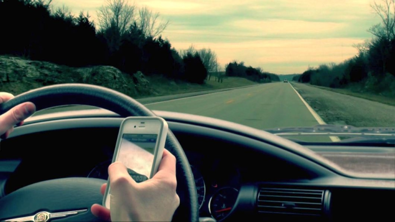 Uso do celular ao volante se torna a principal causa de acidentes no Brasil