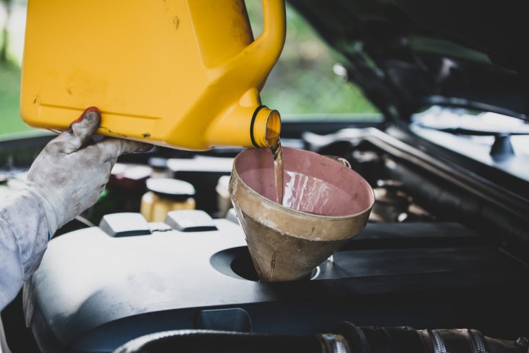 Vazamento de óleo no motor: entenda as causas e como resolver