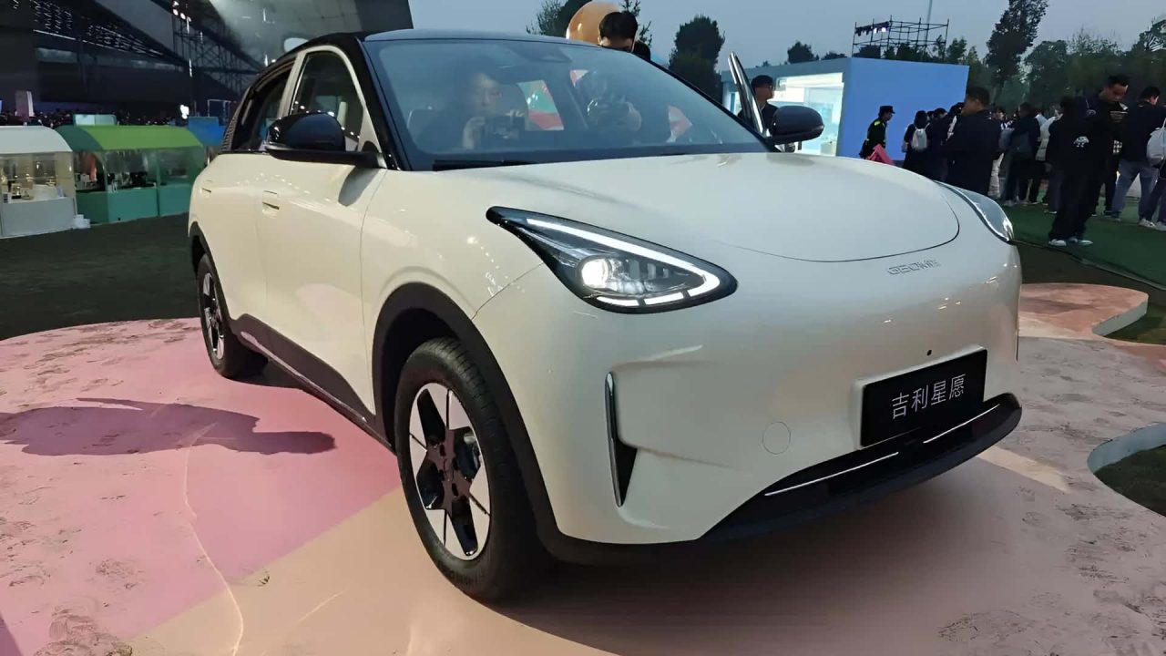 Geely EX2 enfrenta fila de espera, e Dolphin Mini aproveita a brecha no mercado